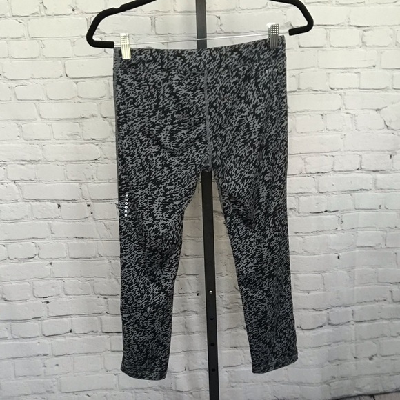 Nike Dri Fit Grey Printed 3/4 Leggings - Picture 3 of 3